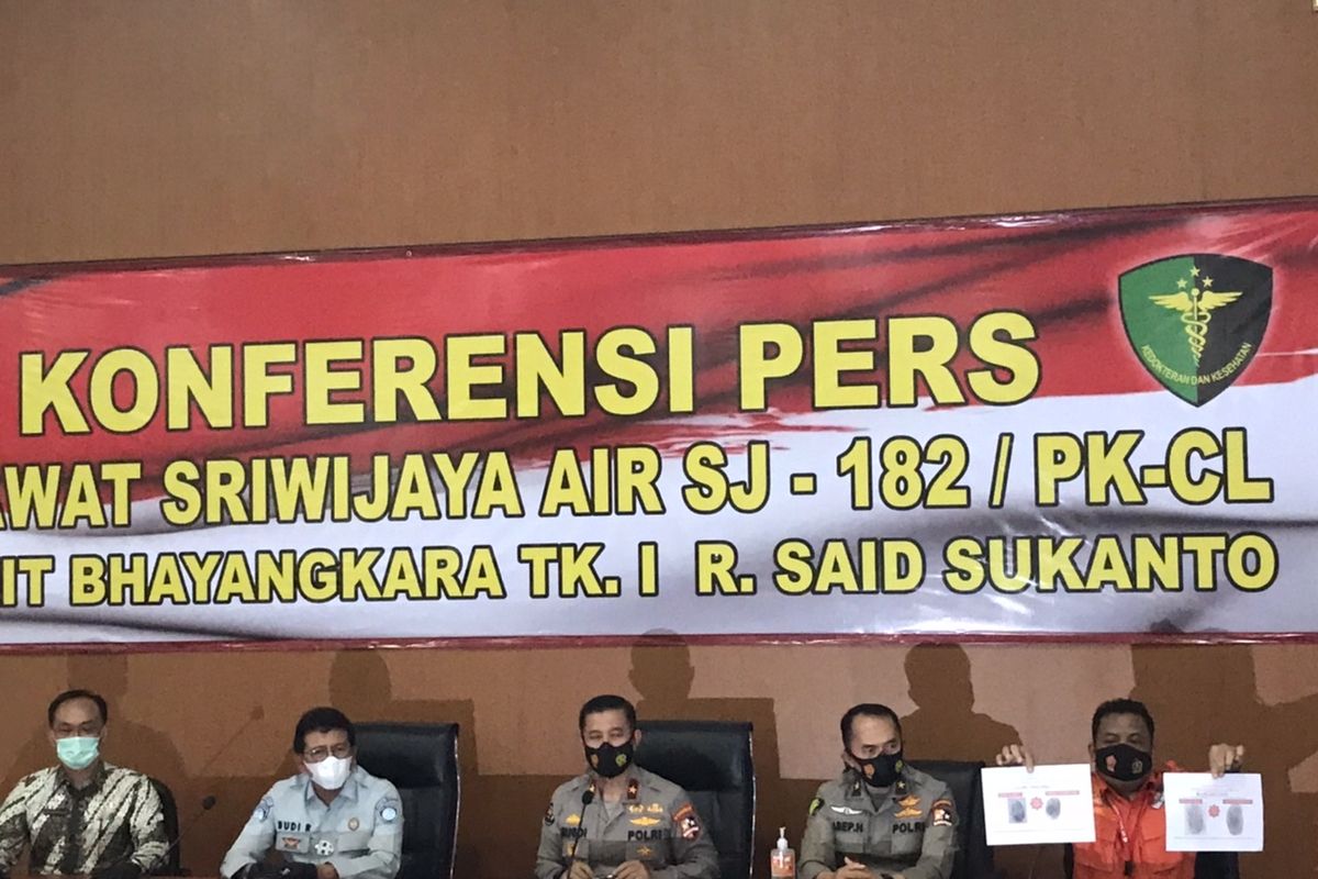 Tim DVI Rumah Sakit Polri Kramat Jati menggelar konferensi pers terkait dua korban jatuhnya pesawat Sriwijaya Air SJ-182 rute Jakarta-Pontianak di Rumah Sakit Kramat Jati, Jakarta Timur pada Rabu (13/1/2021).