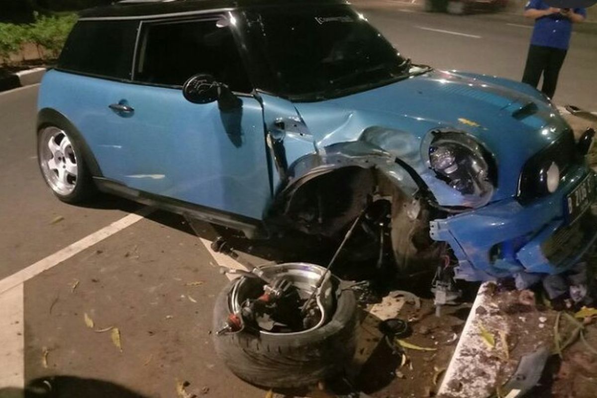 Sebuah mobil Mini Cooper yang dikemudikan oleh ZR menabrak trotoar dan pohon di Jalan Gerbang Pemuda, Tanah Abang, Jakarta Pusat, Sabtu (28/8/2021).