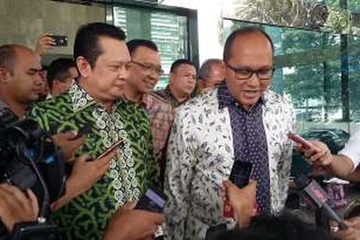 Ketua Kamar Dagang dan Industri (Kadin) Roslan Perkasa (kanan), dan Wakil Ketua Kadin Bambang Soesatyo di Gedung KPK, Jakarta, Jumat (15/4/2016).