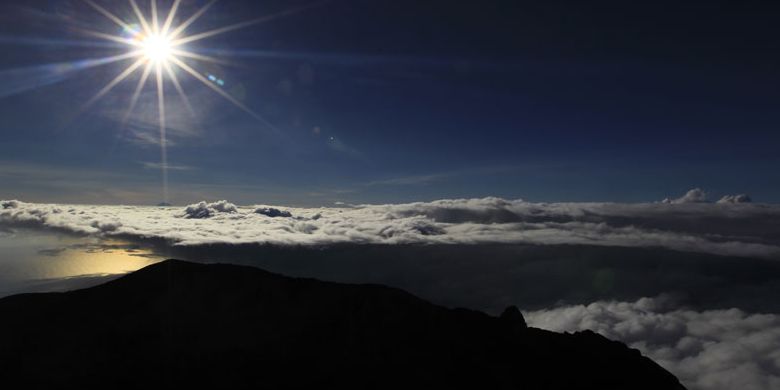 Pemandangan di puncak Gunung Agung (3.142 mdpl), Bali, Kamis (6/10/2011). Gunung stratovolcano ini terakhir meletus dahsyat 1963 menelan korban jiwa 1.148 orang.