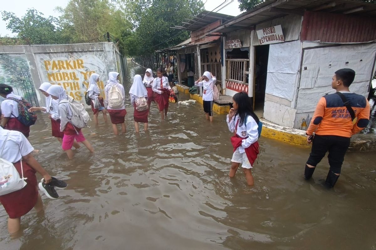 Banjir Rob Genangi 3 RT di Marunda Pulo, Rumah Si Pitung Terendam