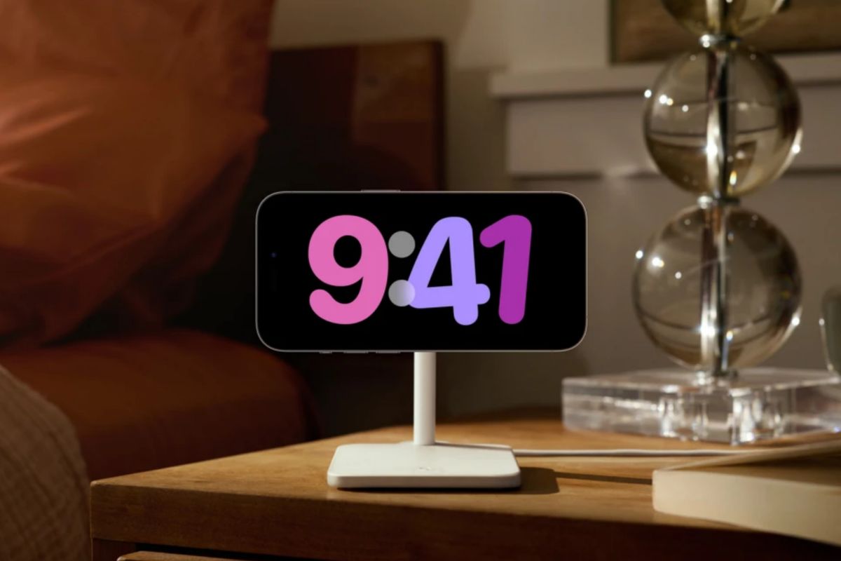 Fitur StandBy Mode di iOS 17 bisa digunakan untuk menampilkan jam di layar penuh.