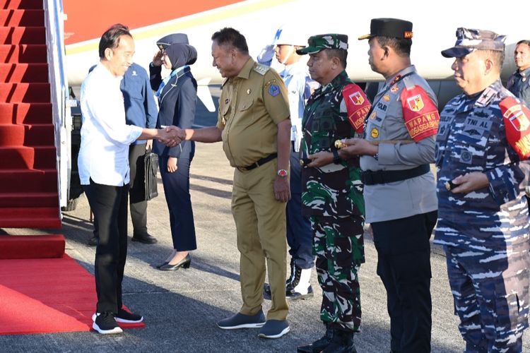 Presiden Joko Widodo bersalaman dengan Gubernur Sulawesi Utara yang juga politisi PDI Perjuangan, Olly Dondokambey yang menyambut kedatangannya di Bandara Sam Ratulangi, Manado, Sulawesi Utara, Kamis (22/2/2024). 