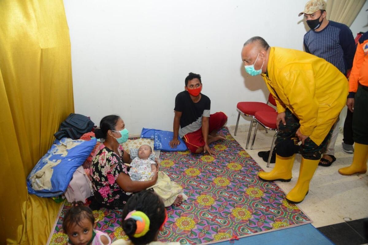 Gubernur Gorontalo Rusli Habibie (kanan) melihat kondisi pengungsian di Gedung Bele li Mbui. Di tempat ini terdapat 400 orang termasuk 12 bayi yang menjadi korban banjir bandang luapan Sungai Bone.