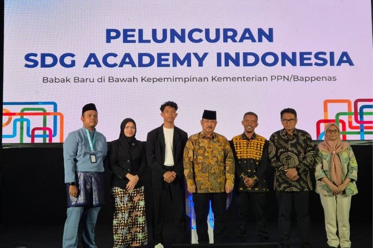 Pemenang Kompetisi Esai dan Karya Tulis Jurnalistik bertema akselerasi SDGs 2030 bersama Menteri PPN/Kepala Bappenas Rachmat Pambudy di Jakarta, Rabu (25/2/2026). 