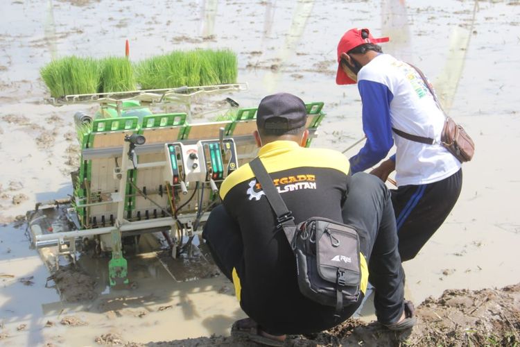 Kementan komitmen berikan bantuan alat mesin pertanian (alsintan) kepada petani.