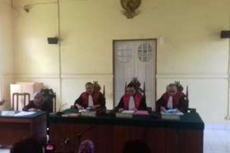 Majelis Hakim Pengadilan Negeri Makassar menolak eksepsi terdakwa Yusniar (27) atas dakwaan Jaksa Penuntut Umum (JPU) Kejari Makassar, Rabu (23/11/2016).