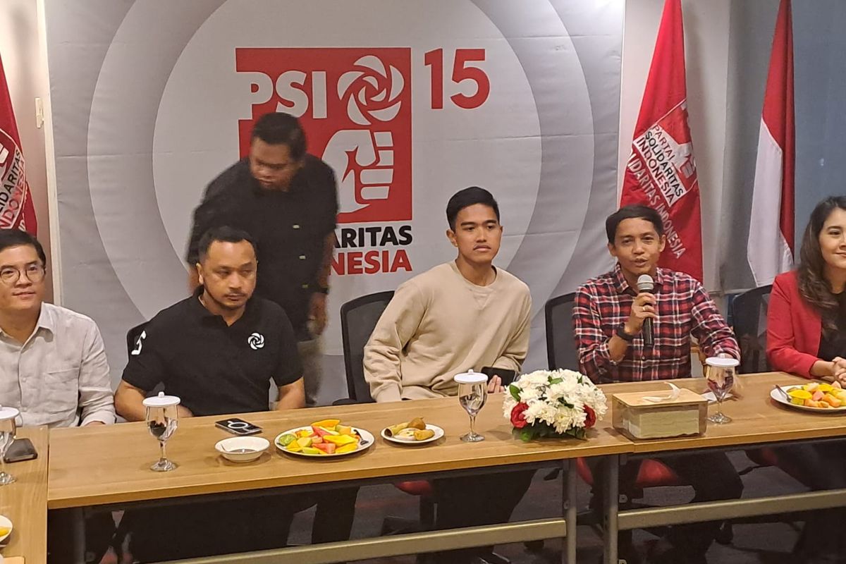 Ketua Umum PSI Kaesang Pangarep saat menghadiri rapat perdananya sebagai ketum di kantor DPP PSI, Jakarta, Selasa (26/9/2023). 