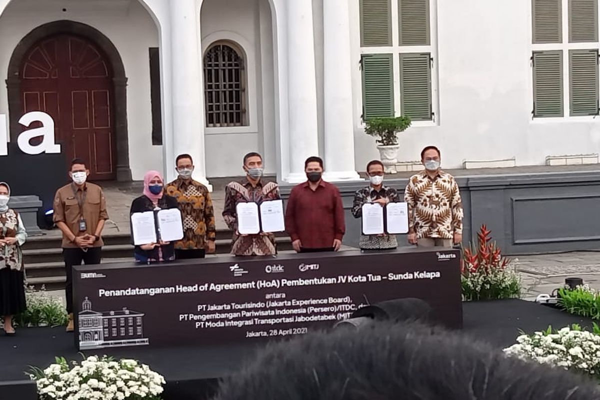 Penandatanganan dokumen perjanjian pokok atau Head of Agreement Joint Venture (JV) pengelola kawasan Kota Tua-Sunda Kelapa di Taman Fatahillah, Rabu (28/4/2021).