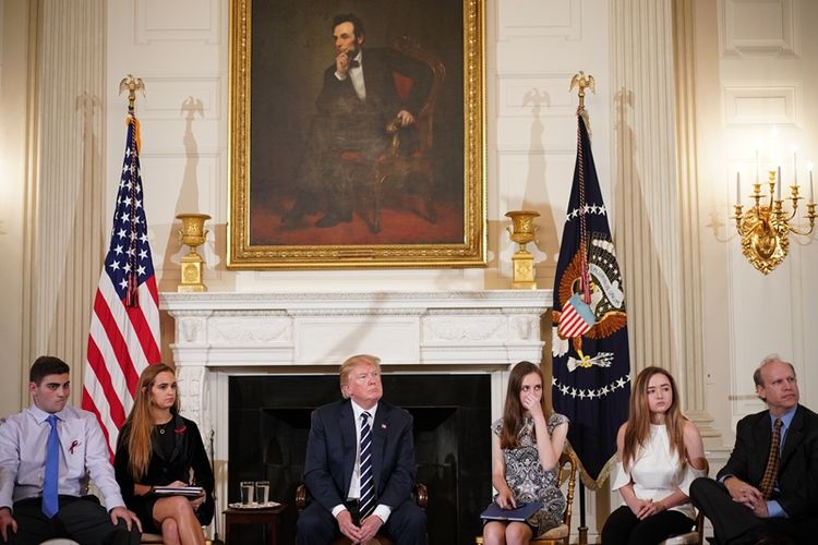 Presiden Amerika Serikat Donald Trump mendengarkan curahan hati dari orangtua, murid, dan guru mengenai kekerasan senjata di sekolah, di Gedung Putih, Rabu (21/2/2018). (AFP/Mandel Ngan)