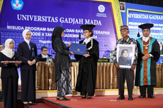 Cerita Haru di Wisuda UGM, Orangtua Gantikan Anaknya yang Meninggal