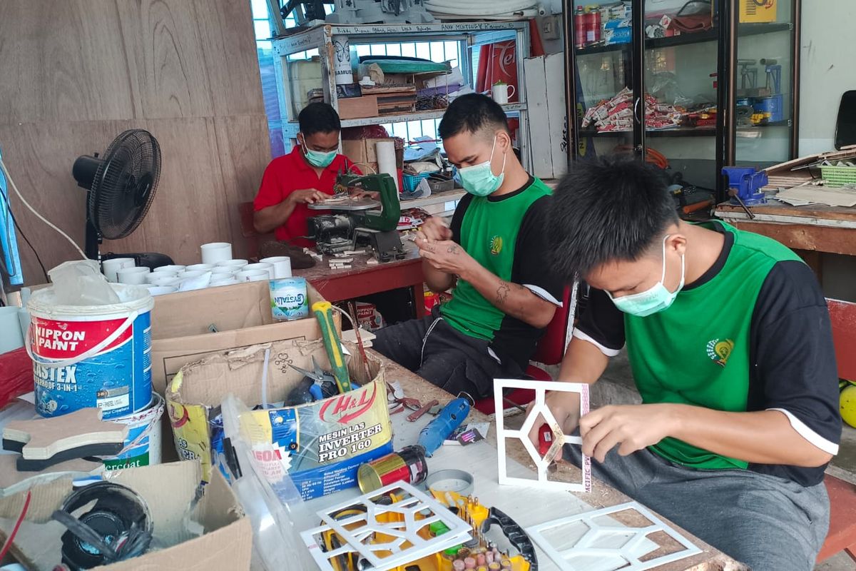 Anak binaan di LPKA Pangkalpinang sedang membuat kerajinan, Rabu (6/9/2023).