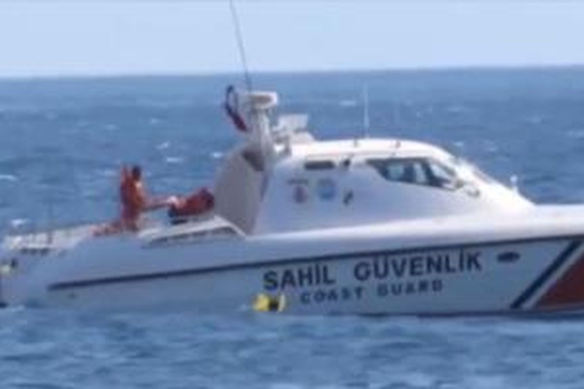 Para penyelamat dari Pasukan Penjaga Pantai bersama-sama menyelematkan bayi Melda yang telah mengapung ke tengah laut. 

