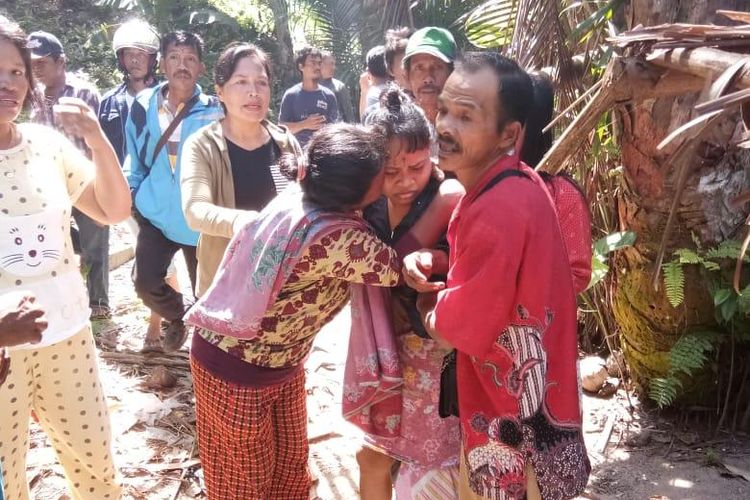 Suasana haru saat Hasni berhasil dievakuasi dari celah bebatuan yang tak jauh dari rumahnya. Sanak keluarga  langsung memeluk Hasni, yang diduga telah hilang dan bahkan telah meninggal dunia selama 15 tahun.   