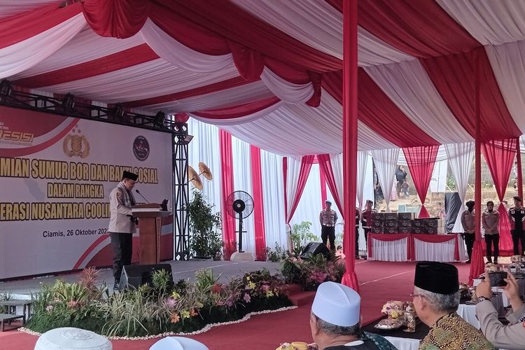 Kepala Operasi Nusantara Cooling System, Irjen Asep Edi Suheri meresmikan sumur bor yang dibuat Mabes Polri di Desa Panyingkiran, Kabupaten Ciamis, Jawa Barat, Kamis (26/10/2023).