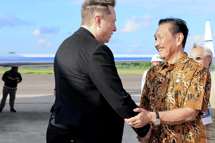 Menteri Koordinator Bidang Kemaritiman dan Investasi (Menko Marves) Luhut Binsar Pandjaitan saat menyambut kedatangan CEO SpaceX sekaligus Tesla Inc, Elon Musk, di Bandara Internasional I Gusti Ngurah Rai, Badung, Bali, pada Minggu (19/5/2024) pagi. 