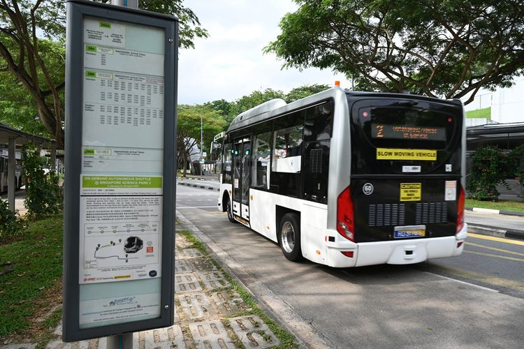 Tampilan belakang bus tanpa pengemudi atau self-driving bus buatan ST Engineering, saat berangkat dari lokasi penjemputan di Singapore Science Park 2 menuju stasiun MRT Haw Par Villa, Singapura, pada Selasa (26/1/2021).