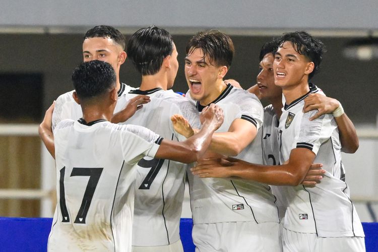 Pesepak bola Timnas Indonesia U-22 Mauro Nils Zijlstra (ketiga kanan) bersama kompatriotnya berselebrasi usai mencetak gol ke gawang Mali U-22 pada laga uji coba FIFA Match Day di Stadion Pakansari, Kabupaten Bogor, Jawa Barat, Selasa (18/11/2025). ANTARA FOTO/Fauzan/mrh/foc.