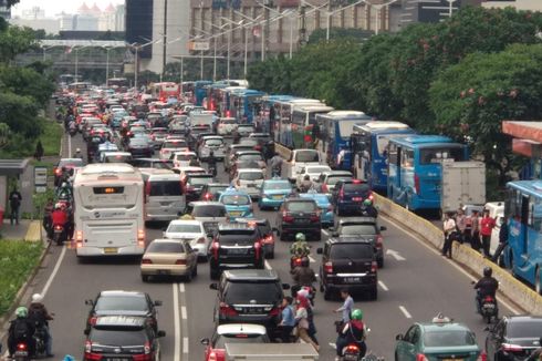 Demo di Bawaslu, Macet hingga Senayan, Bus Transjakarta Tak Bergerak