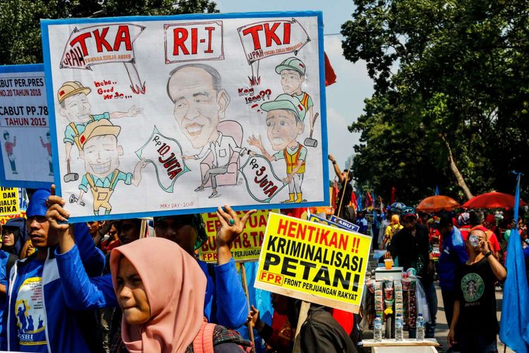 Buruh merayakan hari buruh internasional atau May Day dengan berunjuk rasa di sekitar Istana Merdeka, Jakarta, Selasa (1/5/2018). Dalam aksinya mereka menuntut pemerintah untuk menurunkan harga beras, listrik, BBM, membangun ketahanan pangan dan ketahanan energi, menolak upah murah, mencabut Peraturan Pemerintah Nomor 78 tahun 2015 tentang pengupahan, dan merealisasikan 84 item Kebutuhan Hidup Layak (KHL) serta menolak tenaga kerja asing.