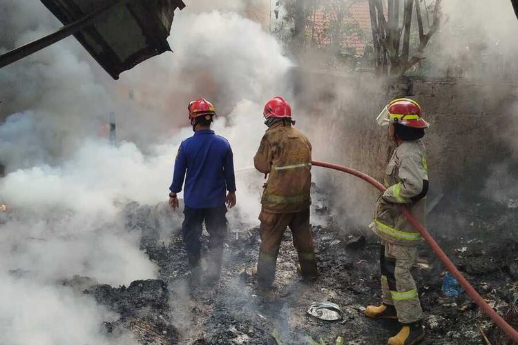 Bakar Sampah dan Kabel, Lapak Barang Bekas di Bogor Ludes Terbakar