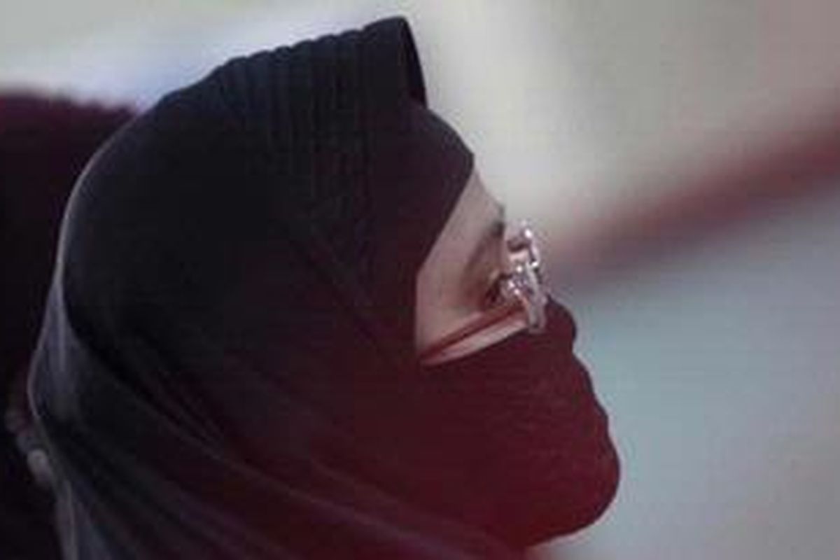 Yulianis, mantan Wakil Direktur Keuangan PT Permai Group, perusahaan milik Mohammad Nazarudin, saat bersaksi untuk terdakwa Muhammad El Idris di Pengadilan Tindak Pidana Korupsi, Jakarta, Rabu (10/8/2011). Yulianis bersaksi atas kasus dugaan suap Pembangunan Wisma Atlet Sea Games Di Palembang. 