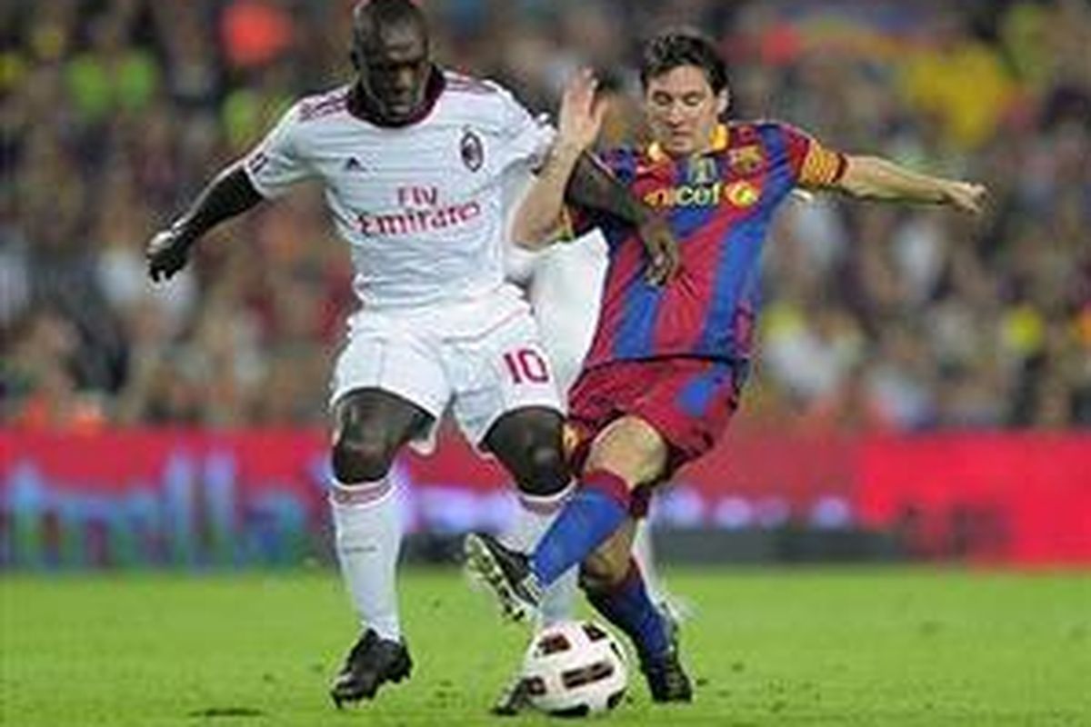 Bintang Barcelona, Lionel Messi, mendapat tekanan gelandang AC Milan, Clarence Seedorf, dalam turnamen Piala Joan Gamper, Rabu atau Kamis (26/8/2010) dini hari WIB. Barcelona akhirnya menang 3-2 lewat adu penalti.