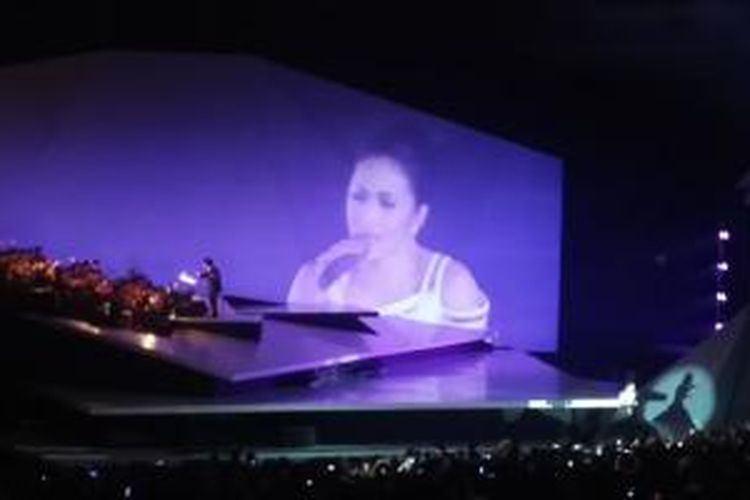 Krisdayanti saat menyanyikan tembang-tembang andalannya di atas panggung konser Traya, di Plenary Hall, Jakarta Convention Center, Jakarta Pusat, Minggu (3/5/2015) malam.