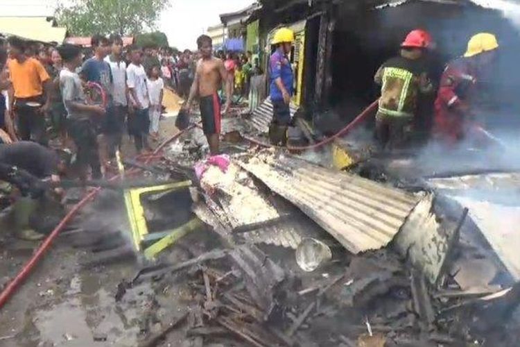 Suasana kebakaran di Jalan Pulau Ambon, Kelurahan Belawan Bahari, Kecamatan Medan Belawan, yang hanguskan lima rumah semi permanen.
