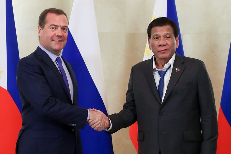 Presiden Filipina Rodrigo Duterte (kanan) saat bertemu dengan Perdana Menteri Rusia Dmitry Medvedev di Moskwa, Rabu (2/10/2019).