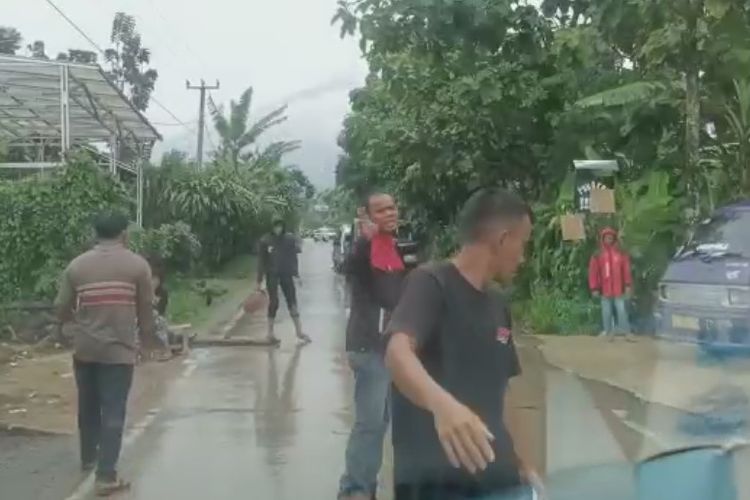  Viral di media sosial sebuah video yang memperlihatkan sejumlah warga di Kampung Kabandungan, Desa Padaluyu, Kecamatan Cugenang, Kabupaten Cianjur, mencegat sejumlah iring-iringan mobil yang membawa bantuan untuk korban gempa Cianjur.