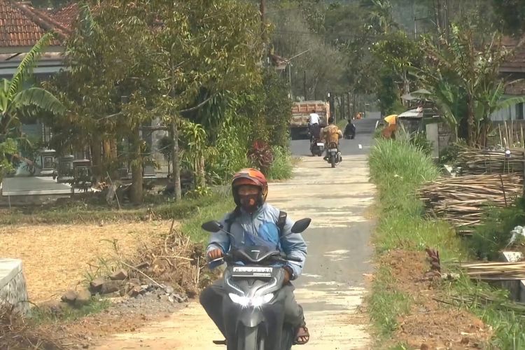 Warga lereng Gunung Semeru gunakan masker saat beraltivitas di luar rumah