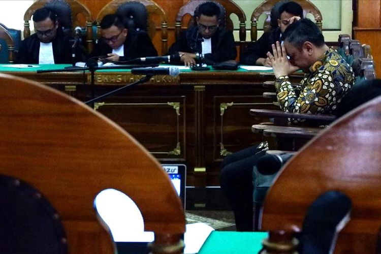  Bupati Pakpak Bharat Remigo Yolanda Berutu menghapus air matanya usai mendengar dirinya divonis hakim Pengadilan Tipikor pada PN Medan pada Kamis (25/7/2019)
