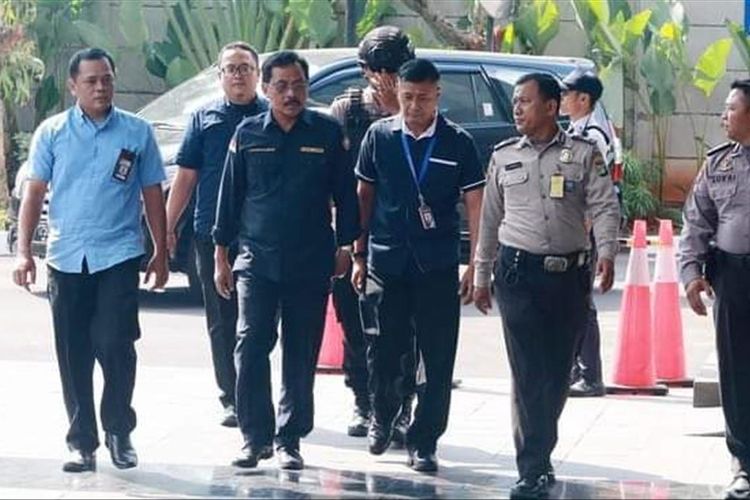 Gubernur Kepri Nurdin Basirun saat tiba di Bandara RHF, selanjutnya bersama rombongan Nurdin langsung terbang ke Jakarta menuju ke gedung KPK