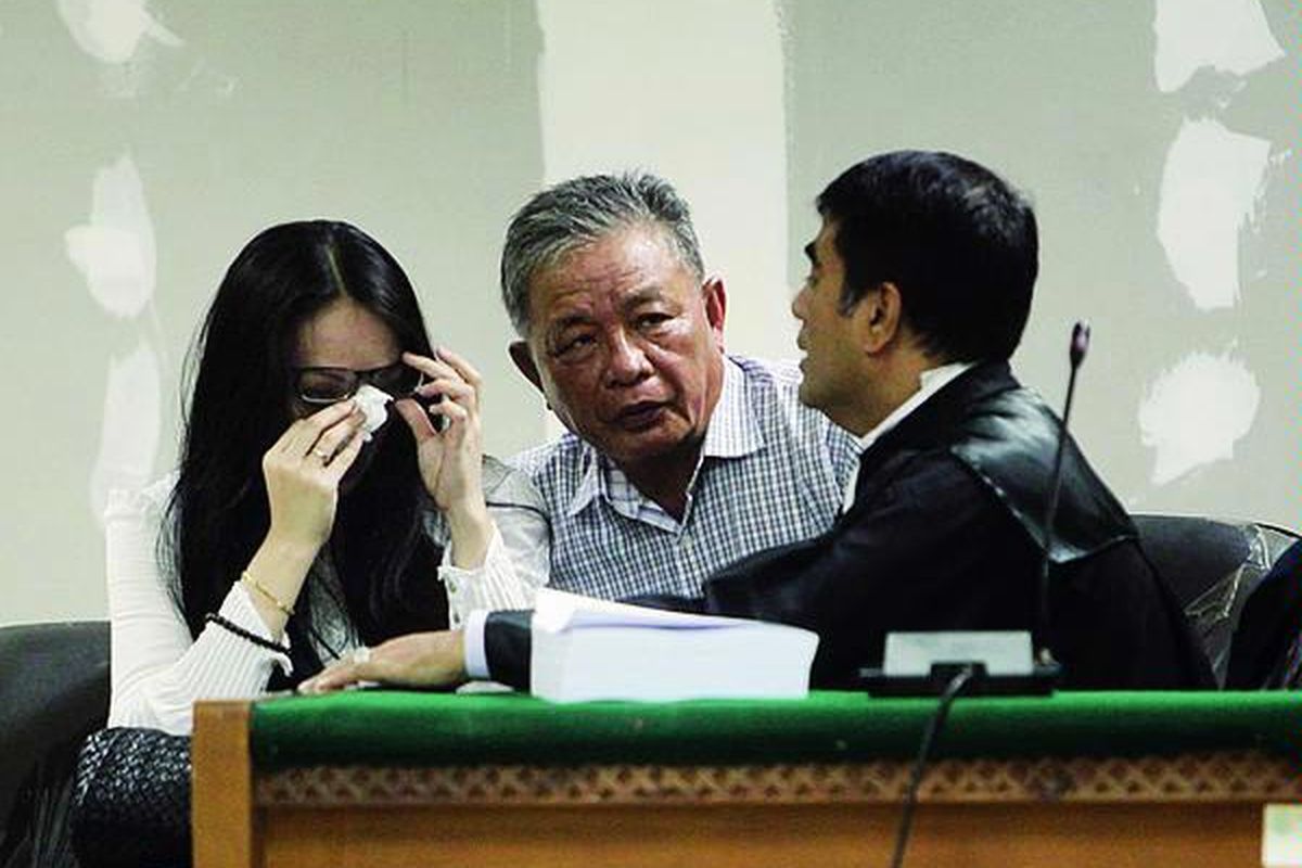 Terdakwa kasus korupsi kasus pembahasan  anggaran Kementerian Pendidikan Nasional dan Kementerian Pemuda dan Olahraga, Angelina Sondakh  (Angie), dituntut 12 tahun penjara oleh jaksa penuntut umum Komisi Pemberantasan Korupsi  di Pengadilan Tindak Pidana Korupsi Jakarta, Kamis (20/12). Angie juga diharuskan membayar denda Rp 500 juta. Angie dinilai terbukti bersalah  oleh jaksa. Seusai sidang, Angie tampak dihibur oleh penasihat hukumnya, Teuku Nasrullah,  dan ayahnya, Lucky Sondakh (tengah).