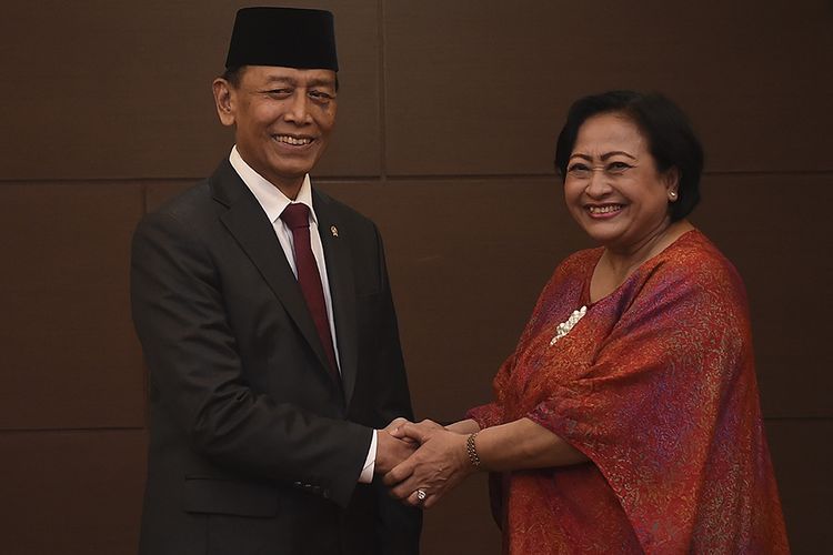 Ketua Dewan Pertimbangan Presiden (Wantimpres) periode 2015-2019 Sri Adiningsih (kanan) berjabat tangan dengan Ketua Watimpres periode 2019-2024 Wiranto, saat serah terima jabatan ketua dan anggota Wantimpres periode 2015-2019 kepada ketua dan anggota Wantimpres periode 2019-2024 di Jakarta, Senin (16/12/2019).