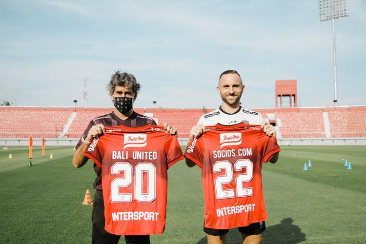 Pelatih Stefano Cugurra dan Ilija Spasojevic foto bersama jersey dengan sponsor baru Bali United.