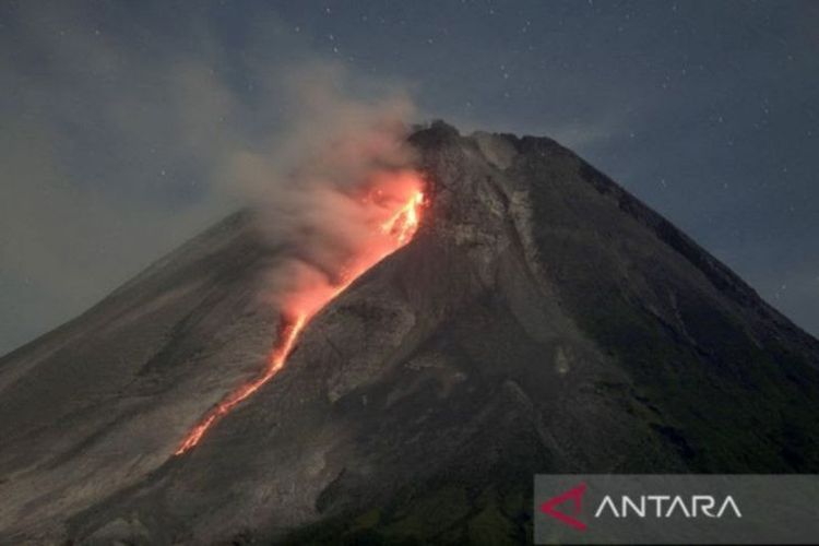 Mount Merapi's incandescent lava avalanche as seen from Turi, Sleman, Yogyakarta, Monday, March 13, 2023. 