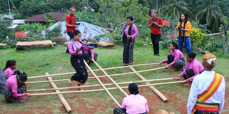 Permainan tradisional rangkuk alu di Desa Adat Melo, Liang Ndara, Manggarai Barat, Pulau Flores, NTT, Rabu (29/11/2018). 