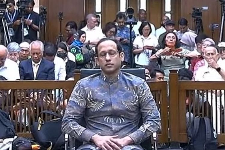 Nadiem Hela Napas Panjang Saat Hakim Sebut Jumlah Pengadaan Chromebook