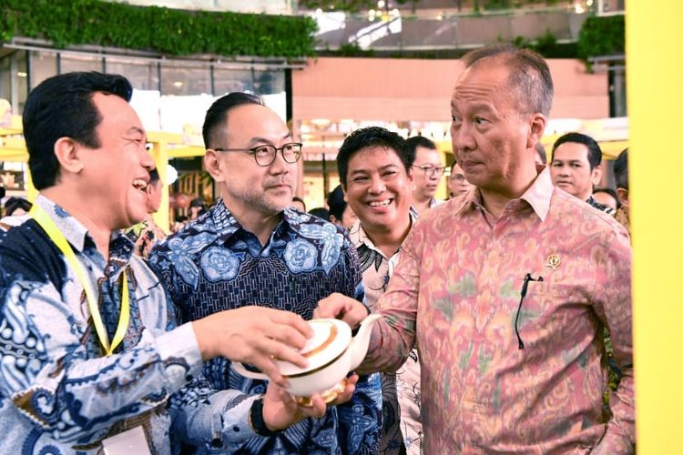 Menteri Perindustrian (Menperin) Agus Gumiwang Kartasasmita saat menghadiri acara Pameran Industri Ceramic Tableware dan Glassware (Twinfest 2025) di Jakarta, Kamis (11/12/2025).