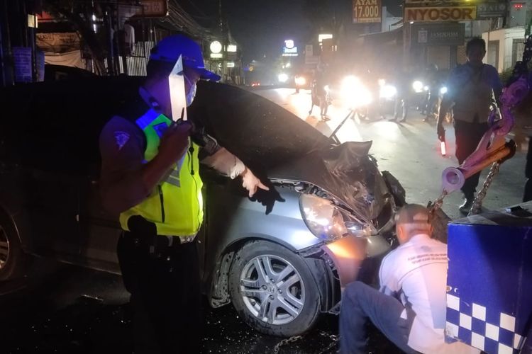 Polisi saat mendatangi tempat kejadian perkara (TKP) kecelakaan lalu lintas di Jalan Raya Sawangan, Pancoran Mas, Depok, Selasa (16/4/2024).