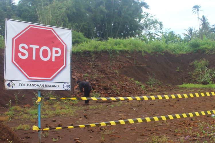 Lokasi ditemukannya situs purbakala diduga bekas permukiman masa Kerajaan Majapahit di ruas pembangunan Jalan Tol Pandaan - Malang seksi 5 di Desa Sekarpuro, Kecamatan Pakis, Kabupaten Malang, Jumat (8/3/2019). Konstruksi jalan tol di lokasi tersebut dihentikan sementara akibat penemuan situs tersebut.