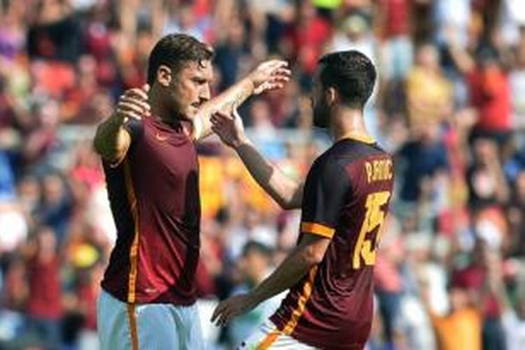 Francesco Totti (kiri) mencetak gol ke-300 untuk AS Roma saat melawan Sassuolo pada lanjutan Serie A di Stadion Olimpico, Minggu (20/9/2015).