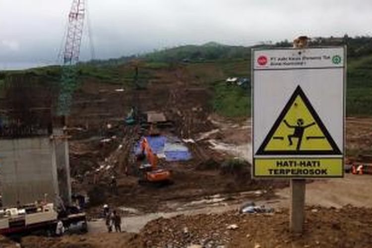 Sejumlah pekerja saat melakukan pembangunan jembatan Cirendeu di tengah aliran waduk Saguling, Padalarang, Kabupaten Bandung Barat, Jawa Barat, Kamis (17/12/2015). Pembangunan jembatan itu merupakan upaya ekspansi real estate Kota Baru Parahyangan. Proyek tersebut dinilai menyalahi aturan tentang tata ruang.