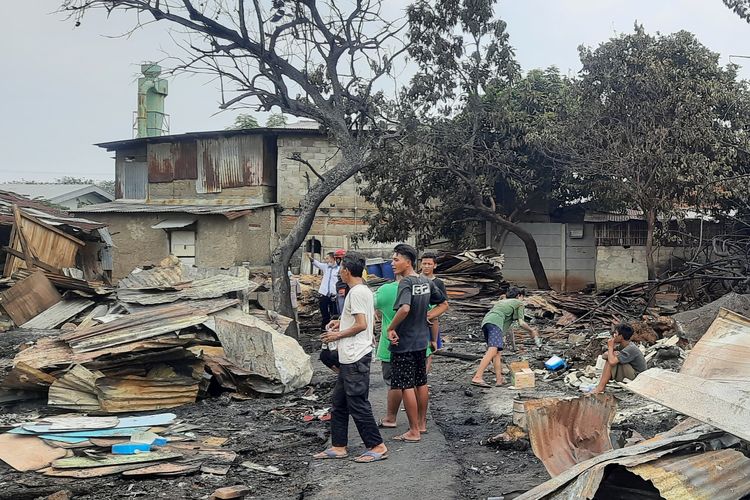 Viki (kaos hitam), harus merelakan sebagian besar burung dara peliharaannya saat kebakaran di Jalan Swadaya PLN, RT 013 RW 002 Kelurahan Jatinegara, Kecamatan Cakung, Jakarta Timur, Senin (29/8/2022) dini hari.