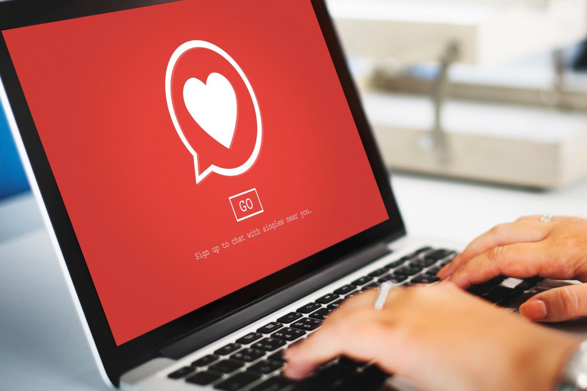 Terdapat beberapa cara mencegah love scamming (penipuan cinta), yang biasanya terjadi secara online (daring). Simak saran psikolog.