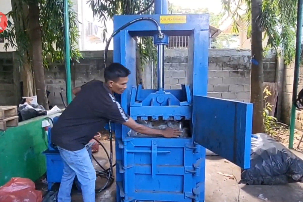 Sistem pengolahan sampah di Bank Sampah Unsyiah, Aceh. 