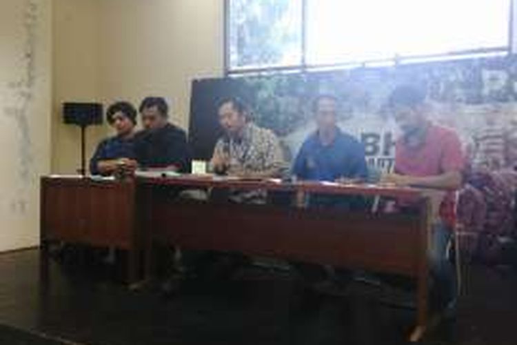 Koalisi Nelayan Selamatkan Teluk Jakarta bersama Lembaga Bantuan Hukum Jakarta dalam jumpa pers di kantor LBH Jakarta mengapresiasi keputusan Menko Maritim Rizal Ramli yang memutuskan untuk menghentikan reklamasi di Pulau G. Jumat (1/7/2016) 