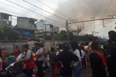 Warga dan Petugas Gotong Royong, Api di Permukiman Tanah Tinggi Berhasil Dipadamkan